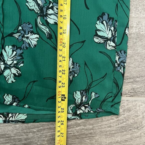 LOFT Women’s Pintucked Ruffle V Neck Sleeveless Blouse Top Green Size Medium - Picture 7 of 7